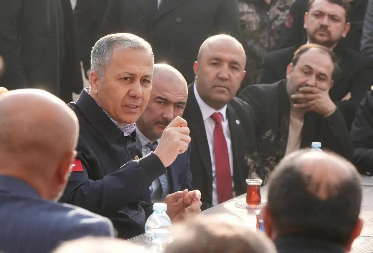 İçişleri Bakanı Yerlikaya, Esnaf Derneği Ziyaretinde Bulundu İçişleri Bakanı Yerlikaya, Esnaf Derneği Ziyaretinde Bulundu