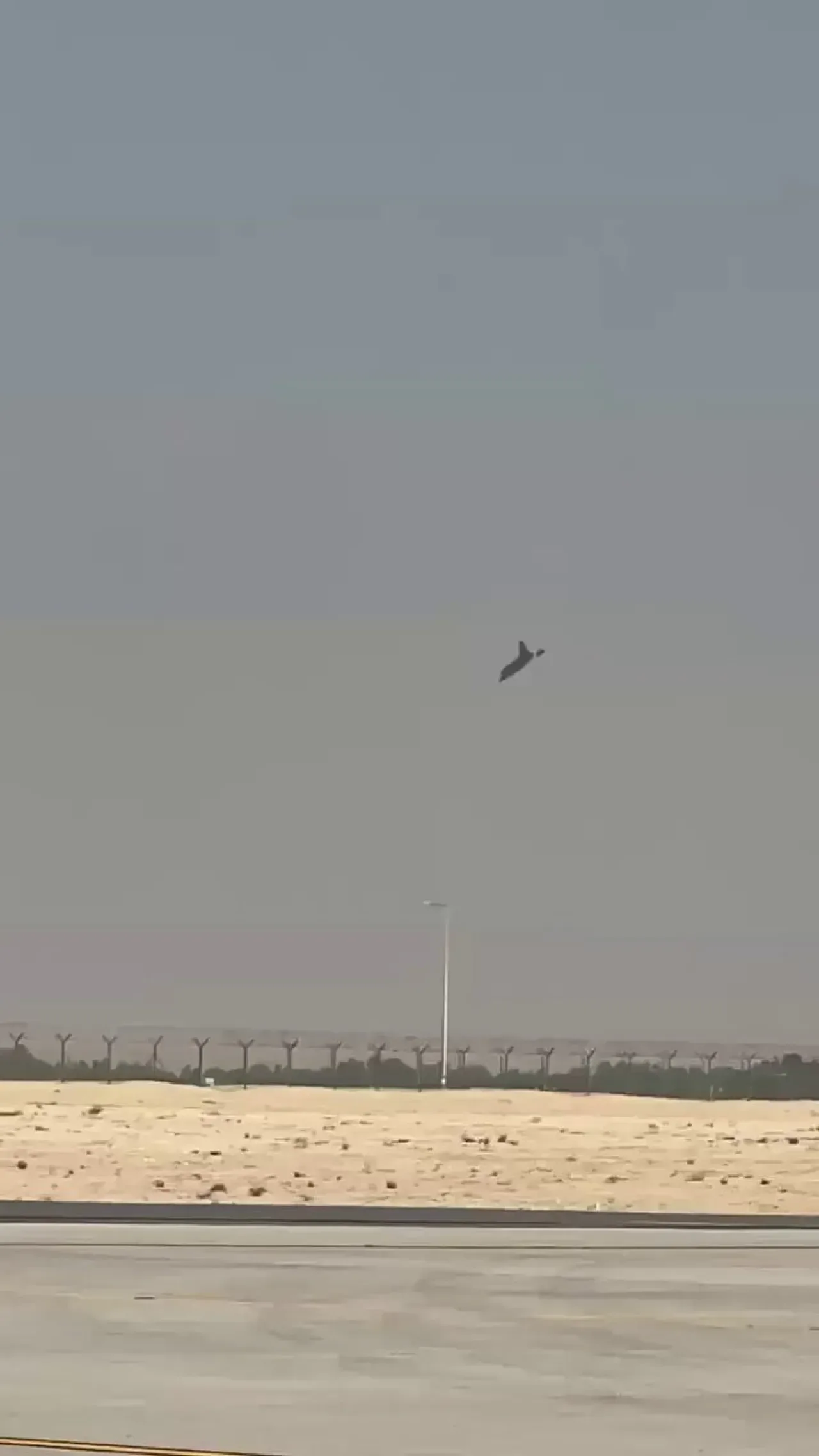 Dubai Airshow'da Hindistan Yapımı Tejas Savaş Uçağı İnişte Pistten Çıktı Dubai Airshow'da Hindistan Yapımı Tejas Savaş Uçağı İnişte Pistten Çıktı