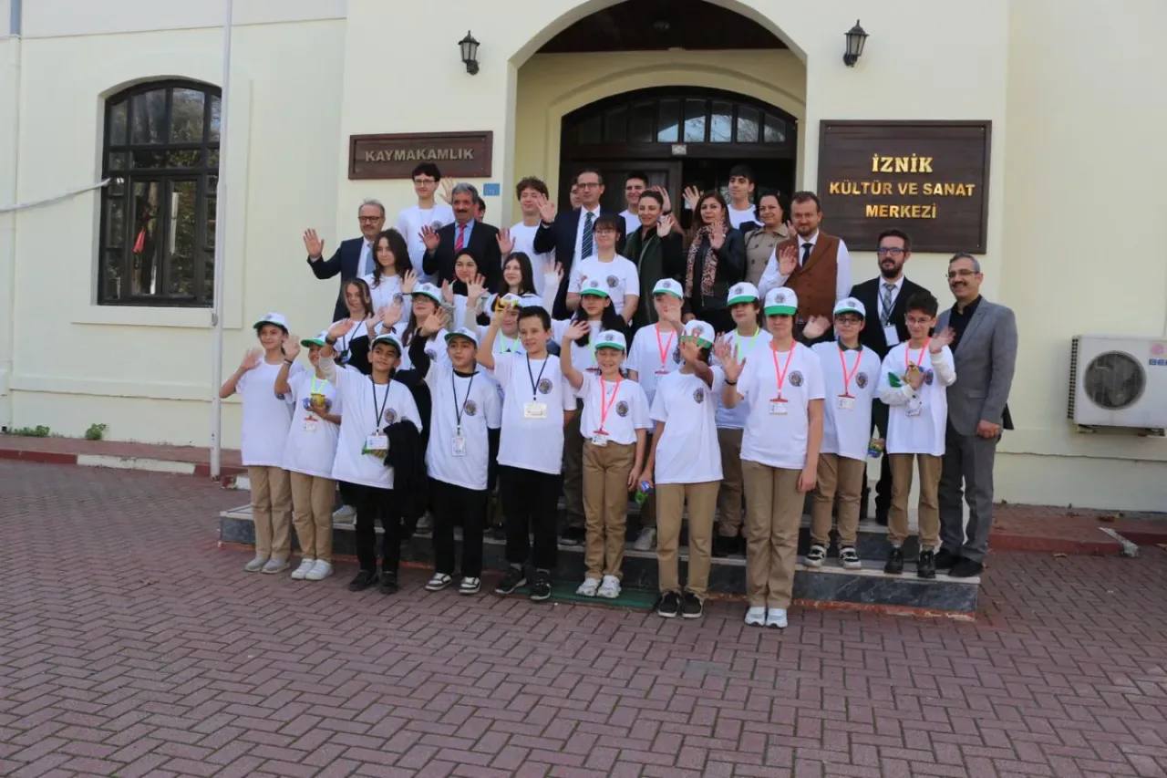 İznik'te Öğrenciler "Bu Şehirde Yaşıyorum Şehrimi Tanıtıyorum" Projesi Kapsamında Kaymakamı Ziyaret Etti İznik'te Öğrenciler "Bu Şehirde Yaşıyorum Şehrimi Tanıtıyorum" Projesi Kapsamında Kaymakamı Ziyaret Etti