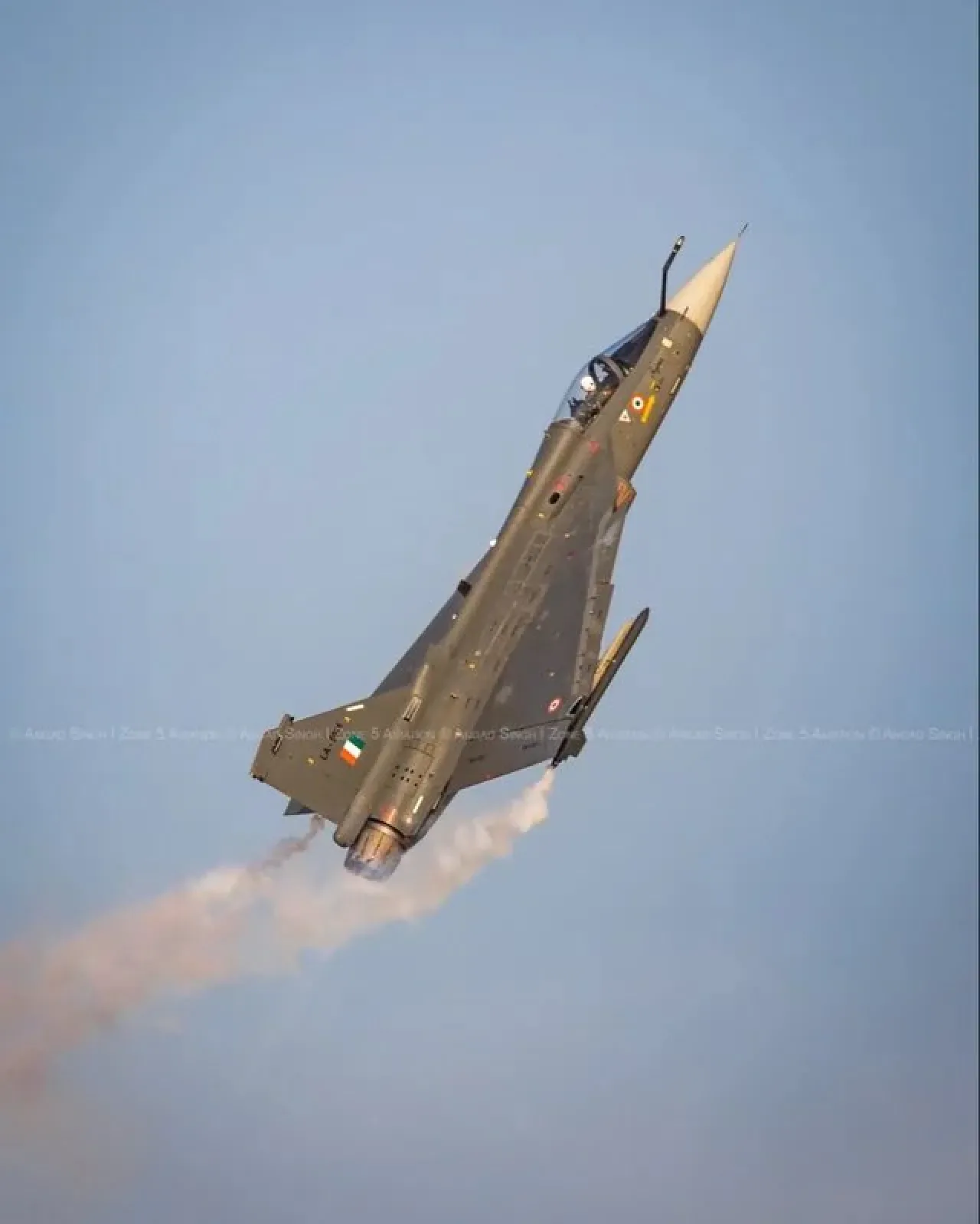 Hindistan'a Ait Tejas Savaş Uçağı Dubai Airshow'da Düştü Hindistan'a Ait Tejas Savaş Uçağı Dubai Airshow'da Düştü