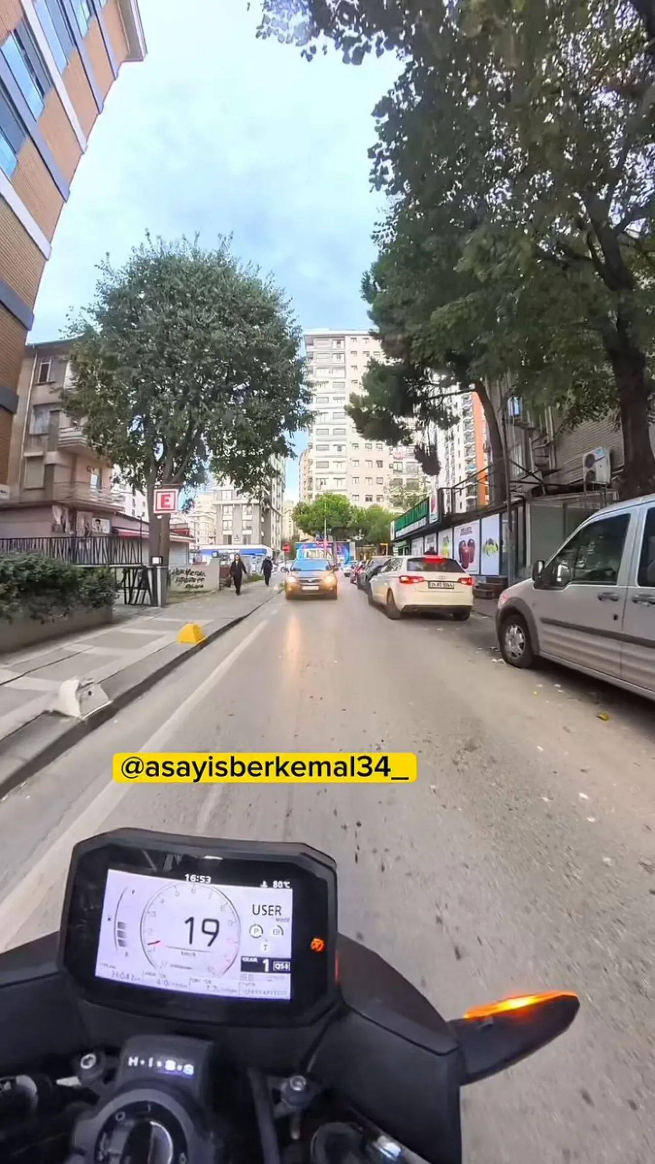 Kadıköy'de Ters Yönden Gelen Araç Motosiklete Çarptı Kadıköy'de Ters Yönden Gelen Araç Motosiklete Çarptı
