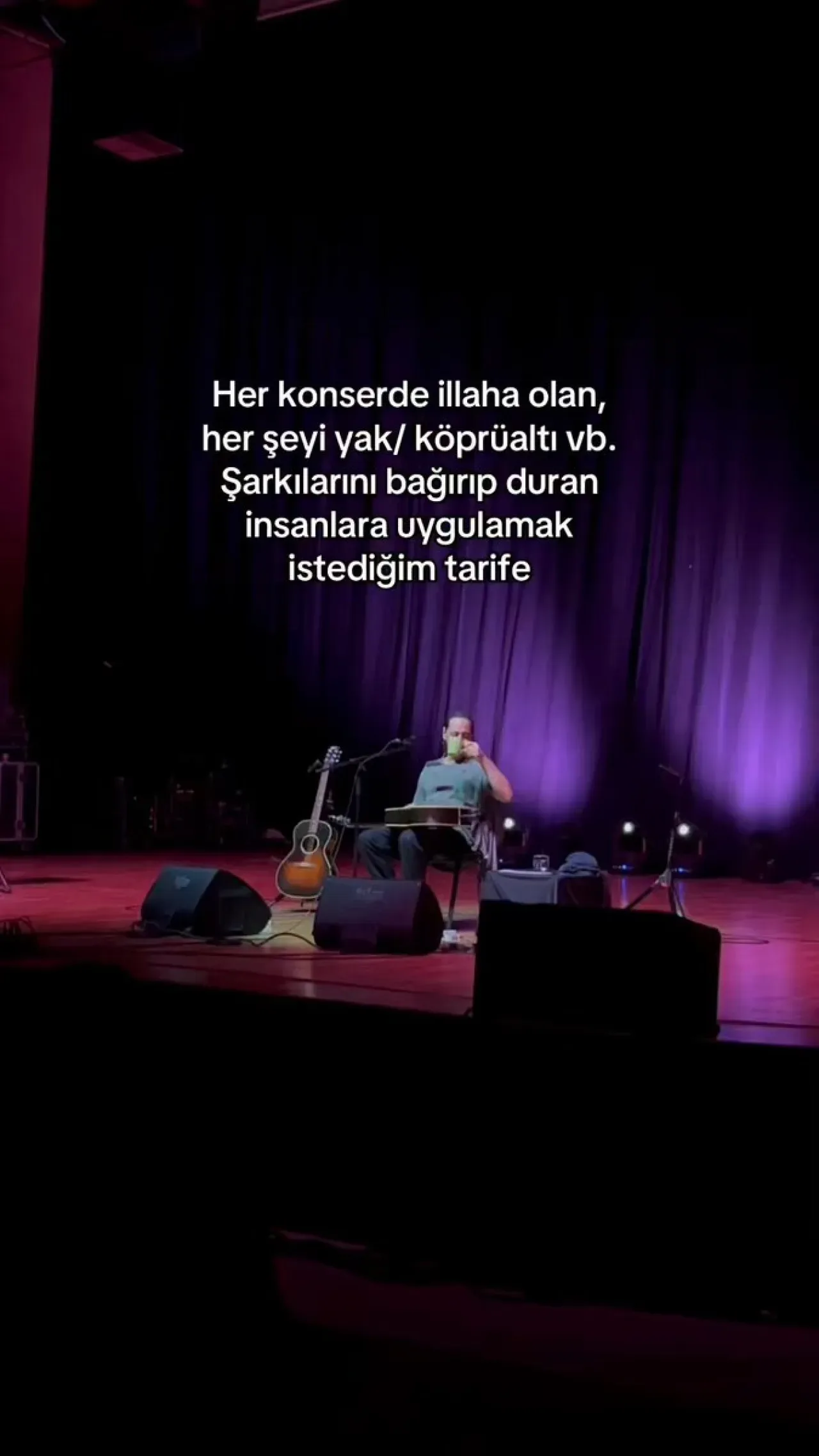 Konserde "Abi Her Şeyi Yak Çalsana" İsteyen Seyirciye "Su Artık Be" Cevabı Konserde "Abi Her Şeyi Yak Çalsana" İsteyen Seyirciye "Su Artık Be" Cevabı