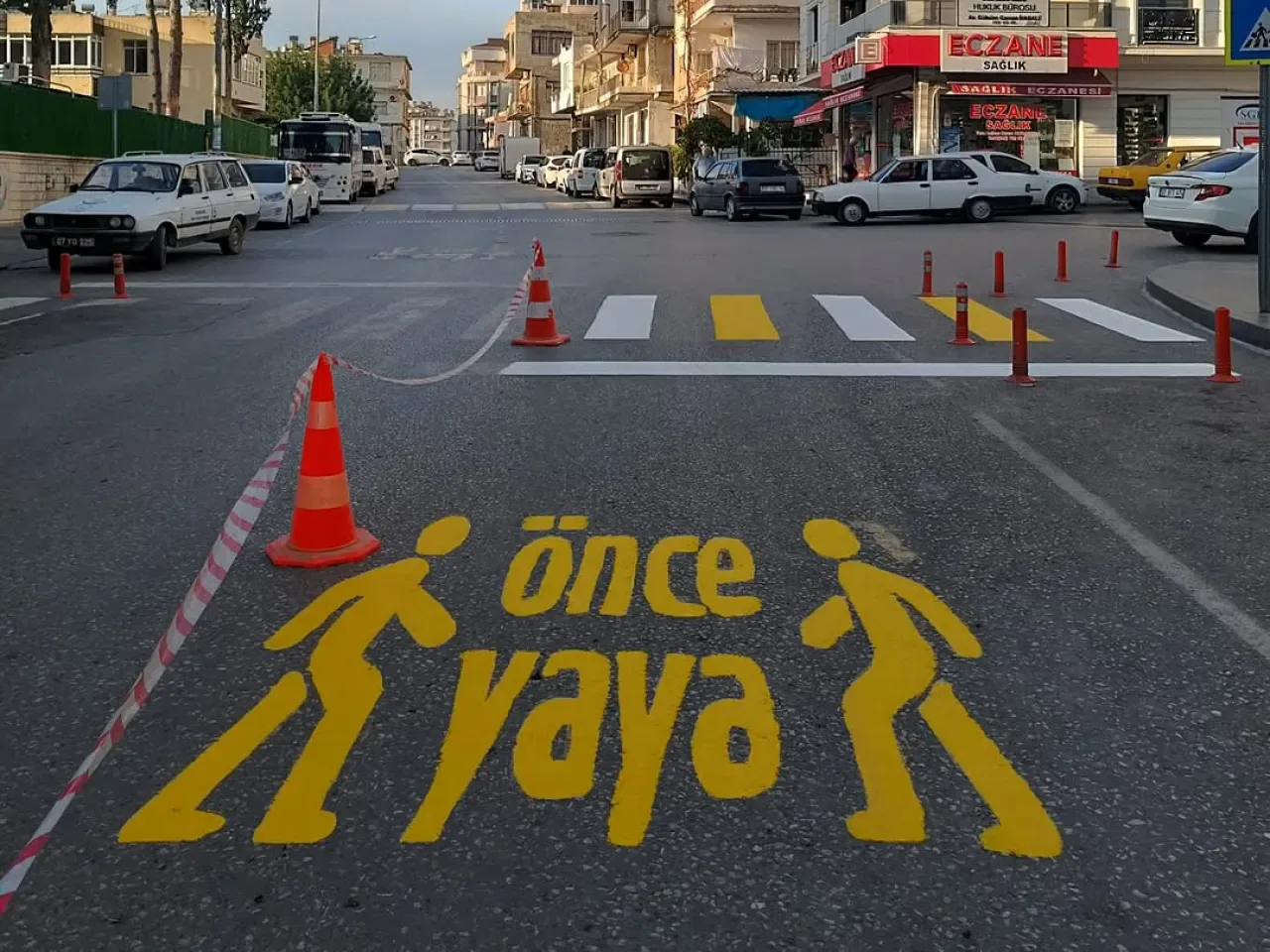 Serik'te Okul Önlerinde Güvenli Ulaşım İçin Yaya Geçidi Çalışmaları Serik'te Okul Önlerinde Güvenli Ulaşım İçin Yaya Geçidi Çalışmaları