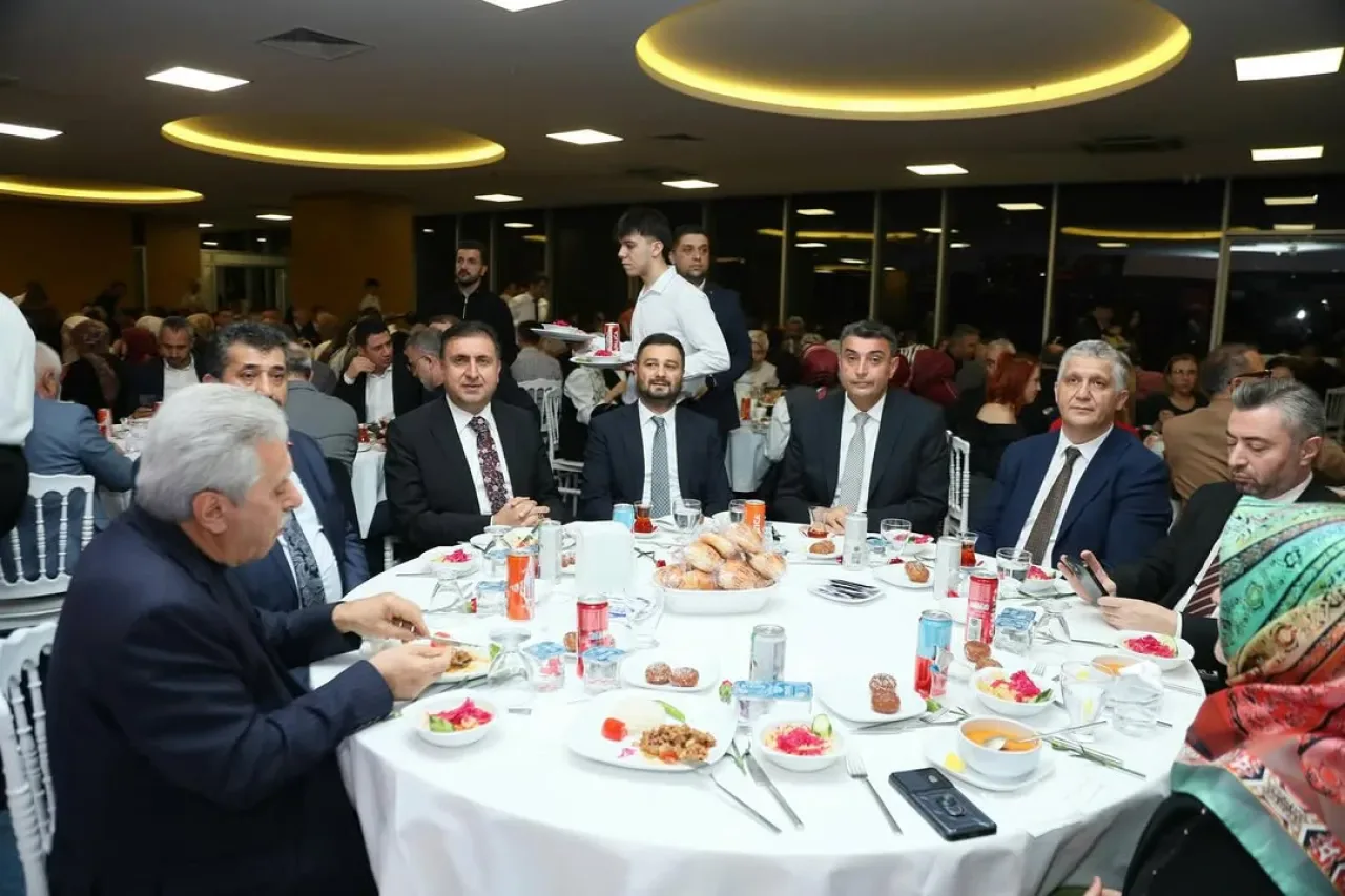Kağıthane'de Öğretmenler Günü Coşkuyla Kutlandı Kağıthane'de Öğretmenler Günü Coşkuyla Kutlandı