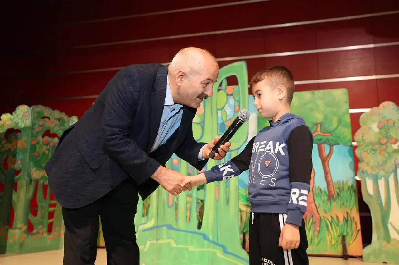 Gebze'de Çocuklar "Sevimli Arılar" Tiyatrosu ile Kahkaha Dolu Bir Gün Geçirdi Gebze'de Çocuklar "Sevimli Arılar" Tiyatrosu ile Kahkaha Dolu Bir Gün Geçirdi
