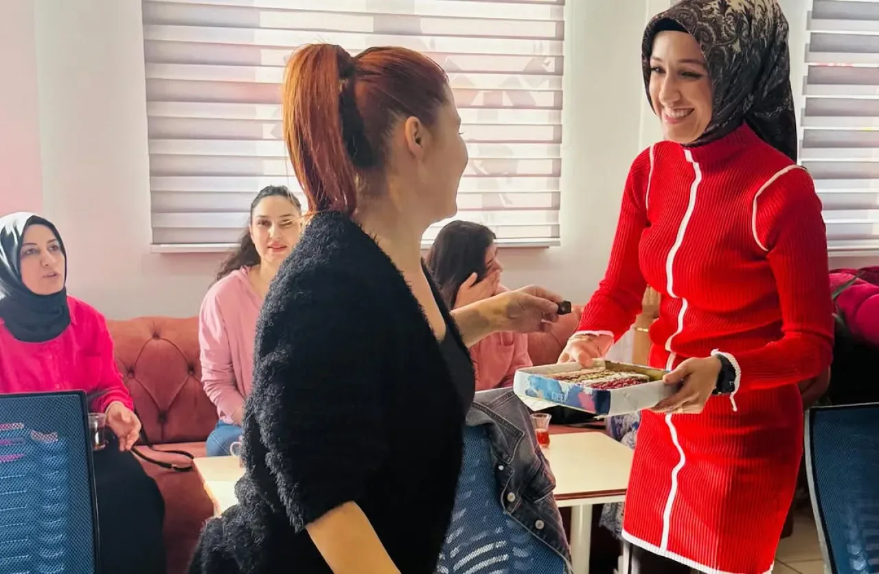 EBS Avcılar Kadın Komisyonu Öğretmenler Günü'nde Öğretmenleri Ziyaret Etti EBS Avcılar Kadın Komisyonu Öğretmenler Günü'nde Öğretmenleri Ziyaret Etti