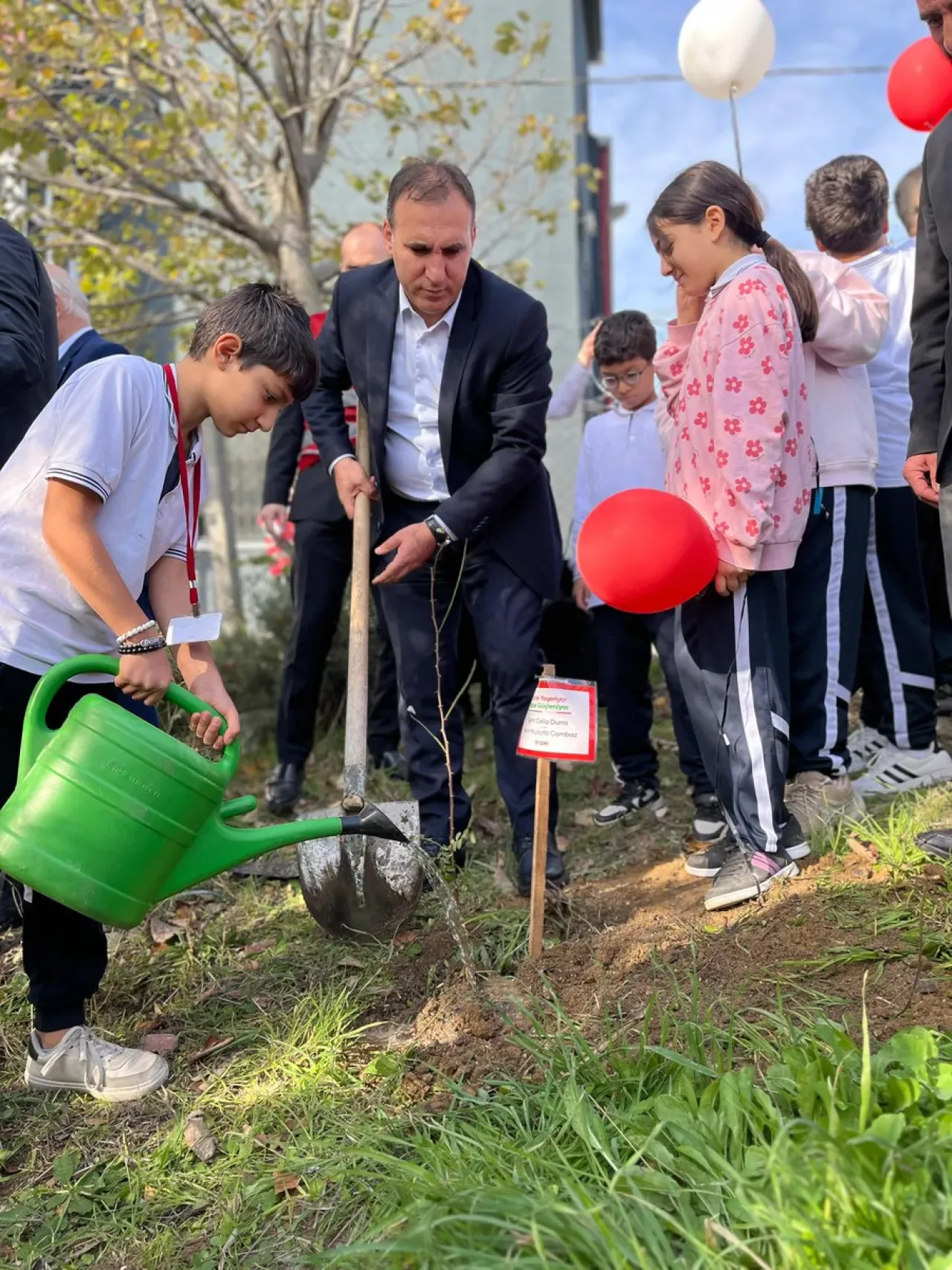 Büyükçekmece'de Öğrencilerden Anlamlı Etkinlik: Gazze İçin Fidan Dikildi Büyükçekmece'de Öğrencilerden Anlamlı Etkinlik: Gazze İçin Fidan Dikildi