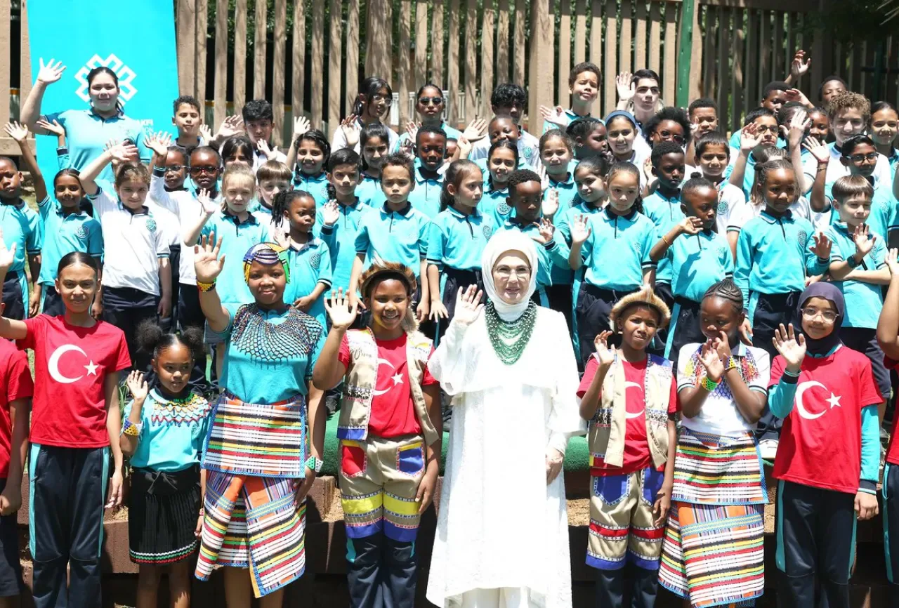 Emine Erdoğan, Güney Afrika'daki Uluslararası Maarif Okulu'nu Ziyaret Etti Emine Erdoğan, Güney Afrika'daki Uluslararası Maarif Okulu'nu Ziyaret Etti
