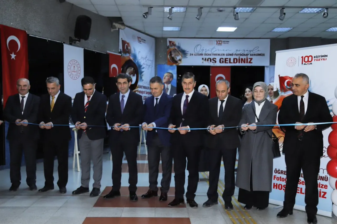 Öğretmenlerin Objektifinden "Öğretmen Gözüyle" Fotoğraf Sergisi Ankara'da Açıldı Öğretmenlerin Objektifinden "Öğretmen Gözüyle" Fotoğraf Sergisi Ankara'da Açıldı