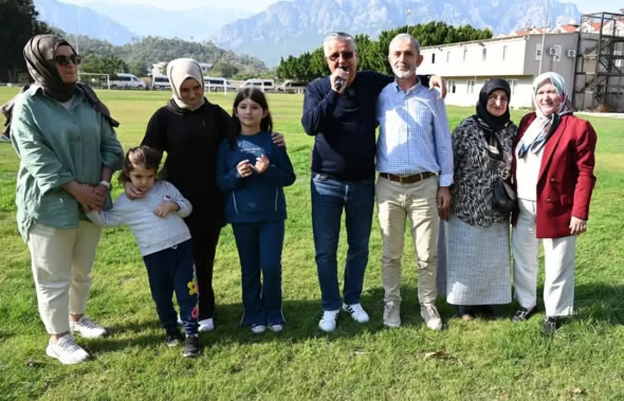 Kemer Belediye Başkanı Necati Topaloğlu'na Öğretmenler Günü'nde Duygusal Sürpriz Kemer Belediye Başkanı Necati Topaloğlu'na Öğretmenler Günü'nde Duygusal Sürpriz