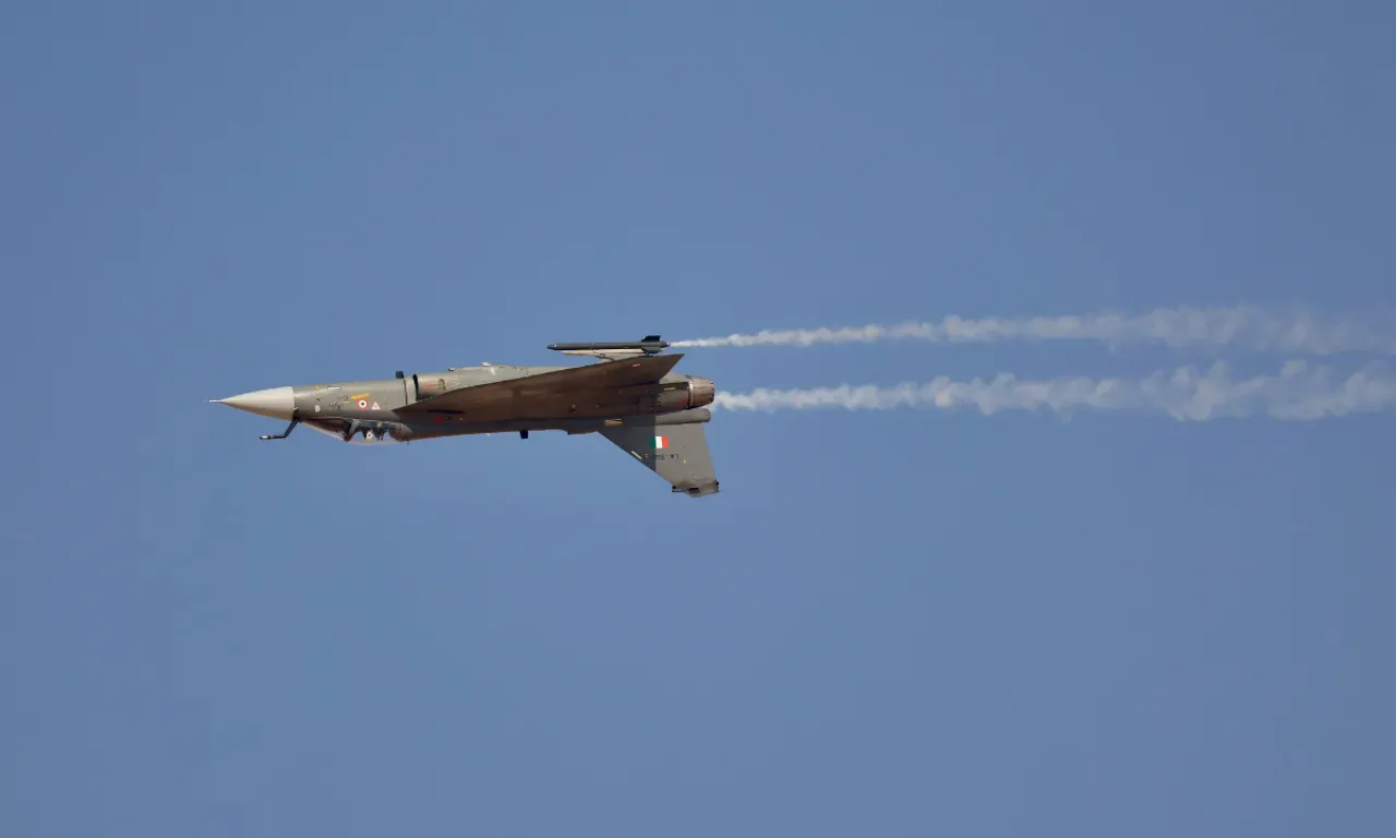 Dubai Airshow'da Hindistan'a Ait Tejas Savaş Uçağı Düştü Dubai Airshow'da Hindistan'a Ait Tejas Savaş Uçağı Düştü