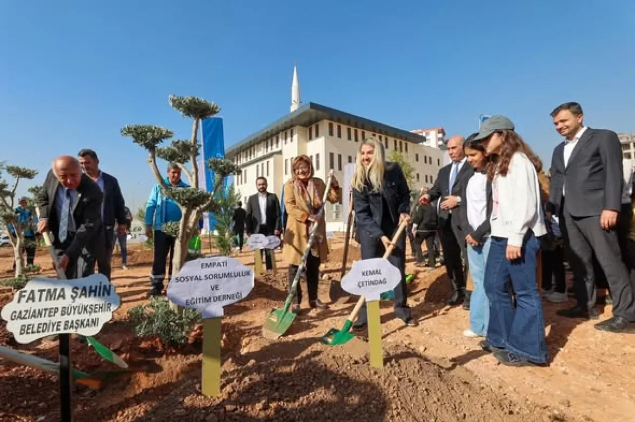 Gaziantep'te Yeşil Antep Projesi Kapsamında Belkız Mahallesi'nde Ağaçlandırma Çalışması Gaziantep'te Yeşil Antep Projesi Kapsamında Belkız Mahallesi'nde Ağaçlandırma Çalışması