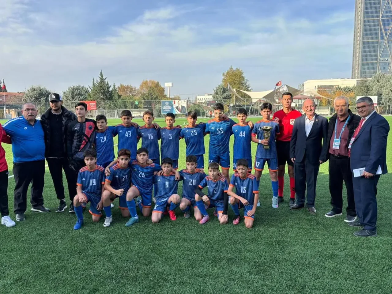 Kalecik'te Genç Futbolcular Kupayla Taçlandırdı Kalecik'te Genç Futbolcular Kupayla Taçlandırdı