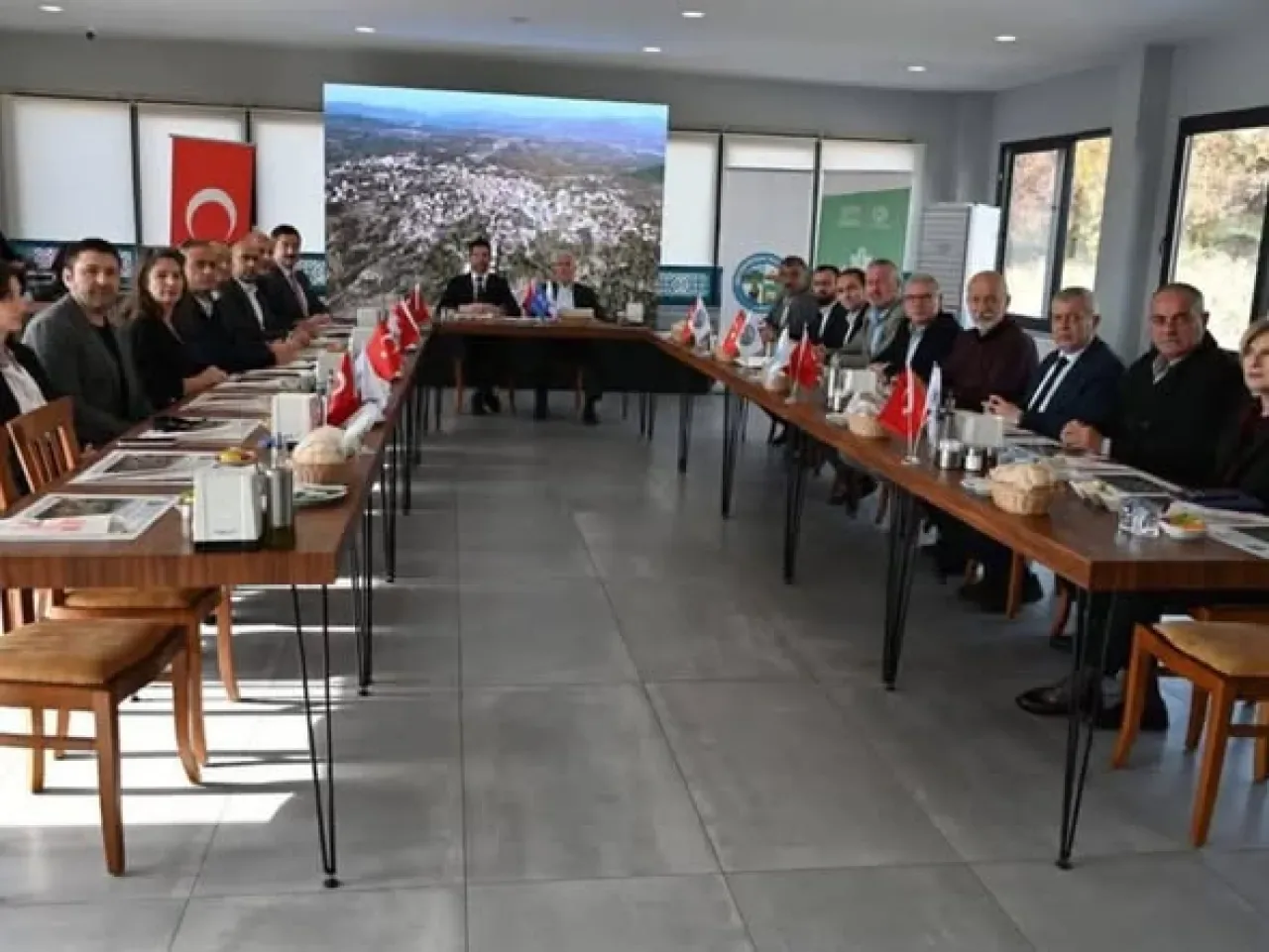 Büyükşehir ve İlçe Belediye Başkanları Toplantısı Büyükorhan'da Yapıldı Büyükşehir ve İlçe Belediye Başkanları Toplantısı Büyükorhan'da Yapıldı