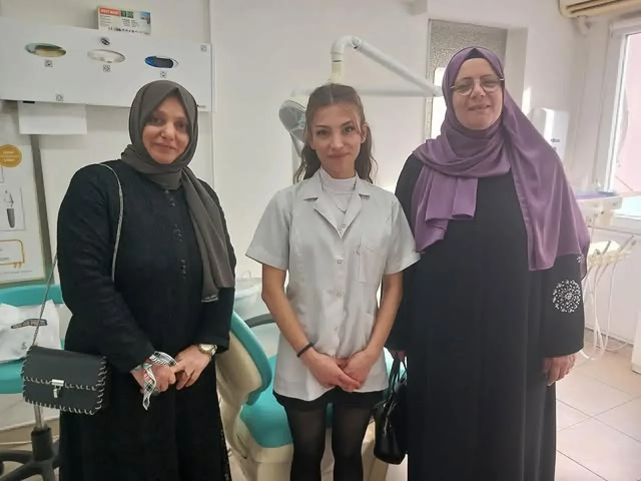 AK Parti Üsküdar Kadın Kolları'ndan Diş Hekimleri Günü Ziyareti AK Parti Üsküdar Kadın Kolları'ndan Diş Hekimleri Günü Ziyareti