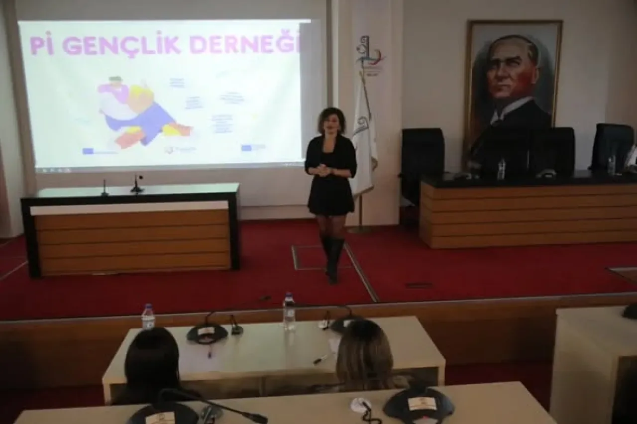 İzmir'de Gençlere Yönelik Erasmus ve ESC Programları Semineri Düzenlendi İzmir'de Gençlere Yönelik Erasmus ve ESC Programları Semineri Düzenlendi