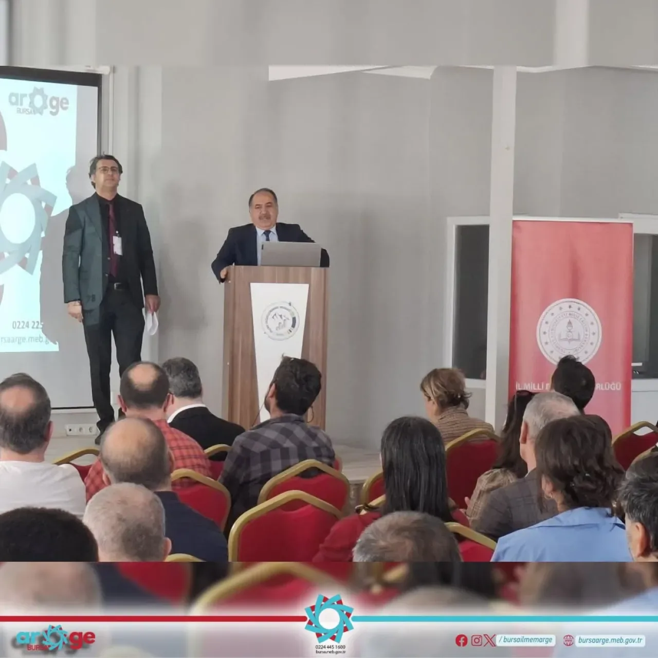 Bursa'da Okul Dergisi Hazırlama ve Yayım Usulleri Semineri Düzenlendi Bursa'da Okul Dergisi Hazırlama ve Yayım Usulleri Semineri Düzenlendi