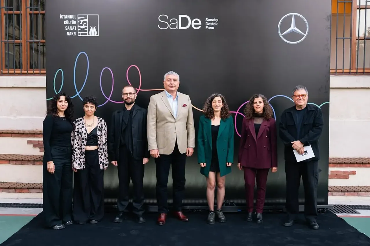 İKSV'nin Sanatçı Destek Fonu SaDe'nin Yeni Sergisi Saint Benoît Fransız Lisesi'nde Açıldı İKSV'nin Sanatçı Destek Fonu SaDe'nin Yeni Sergisi Saint Benoît Fransız Lisesi'nde Açıldı