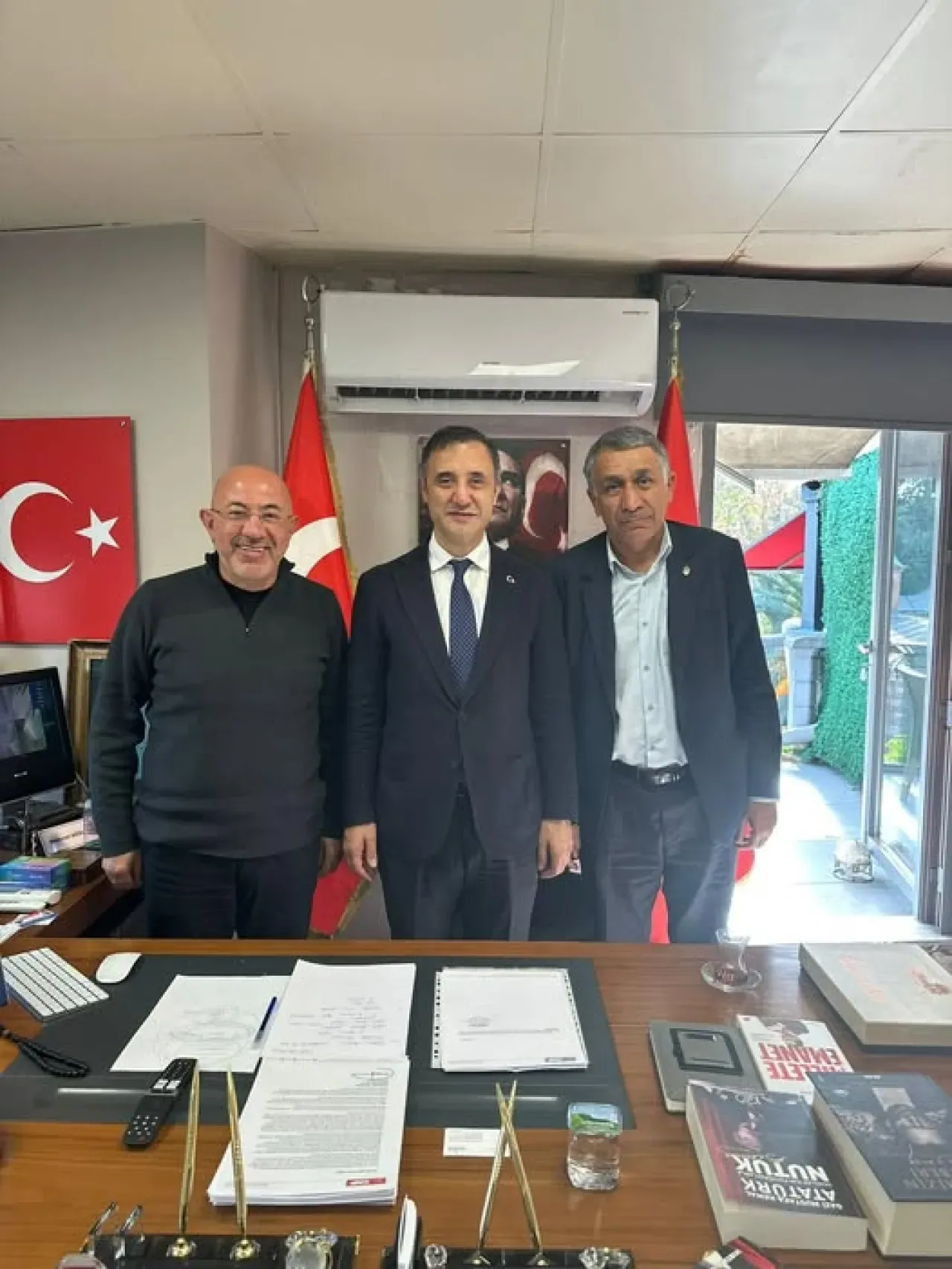 CHP'de Teşekkür Ziyareti: Ali Ekber Cömert ve Safi Karayalçın, Beşiktaş İlçe Başkanlığı'nı Ziyaret Etti CHP'de Teşekkür Ziyareti: Ali Ekber Cömert ve Safi Karayalçın, Beşiktaş İlçe Başkanlığı'nı Ziyaret Etti