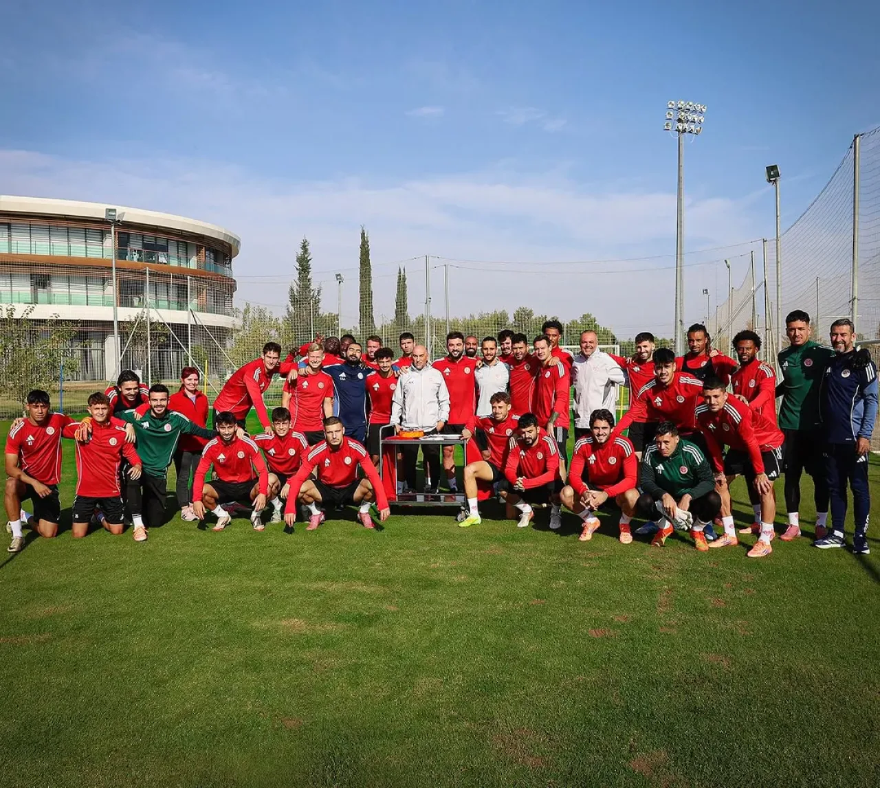 Antalyaspor'da Dzhikiia ve Can'ın Doğum Günü Kutlaması Antalyaspor'da Dzhikiia ve Can'ın Doğum Günü Kutlaması