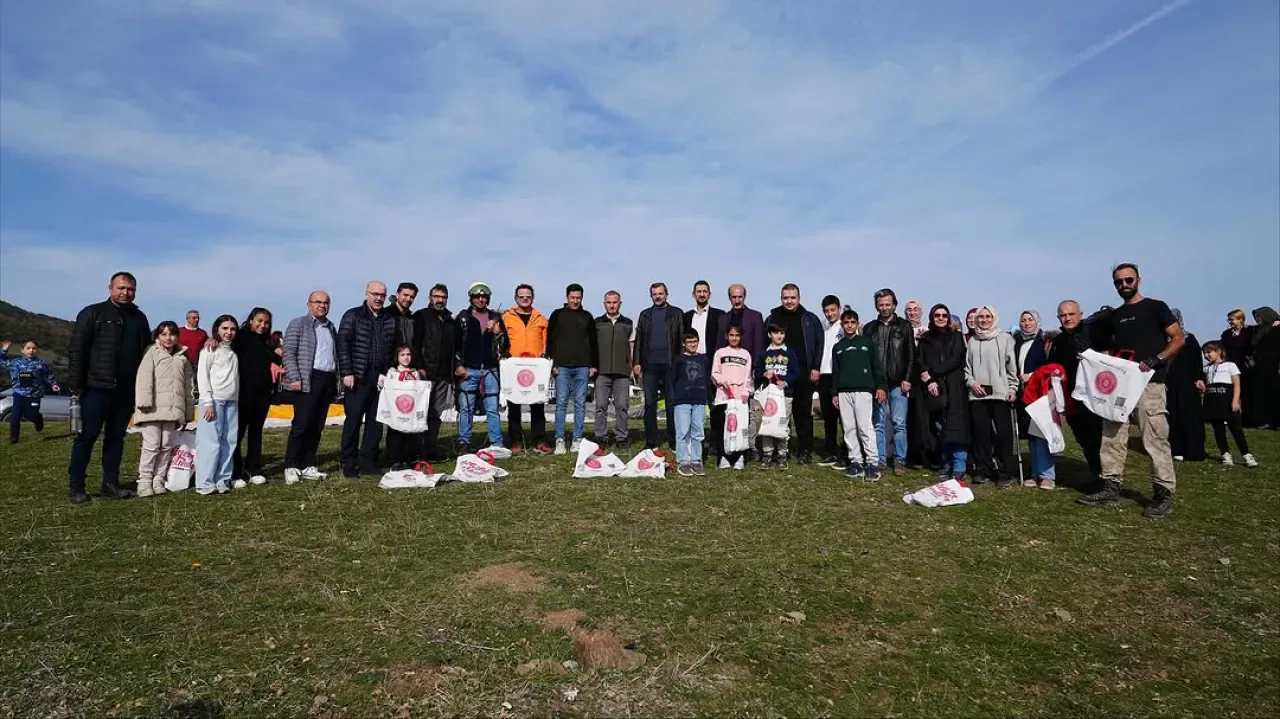 Gürsu'da Yamaç Paraşütü ile Meşe Palamudu Tohumları Doğaya Bırakıldı Gürsu'da Yamaç Paraşütü ile Meşe Palamudu Tohumları Doğaya Bırakıldı