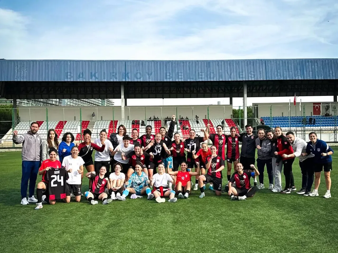 Bakırköy Kadın Futbol Kulübü Galibiyet Pozu ile Dikkat Çekti Bakırköy Kadın Futbol Kulübü Galibiyet Pozu ile Dikkat Çekti