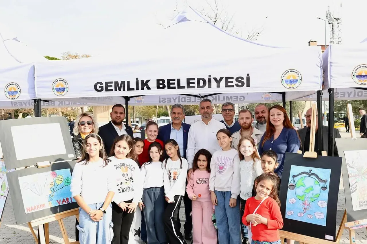 Gemlik'te Çocuklar Dünya Çocuk Hakları Günü'nü Resimlerle Anlattı Gemlik'te Çocuklar Dünya Çocuk Hakları Günü'nü Resimlerle Anlattı
