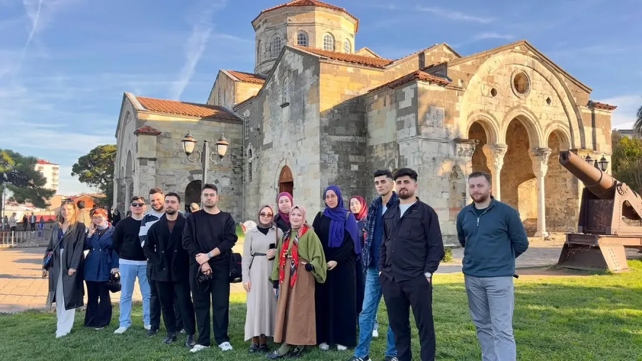 Esenlerli Gençler Trabzon'da Gençlik Rotasında Buluştu Esenlerli Gençler Trabzon'da Gençlik Rotasında Buluştu