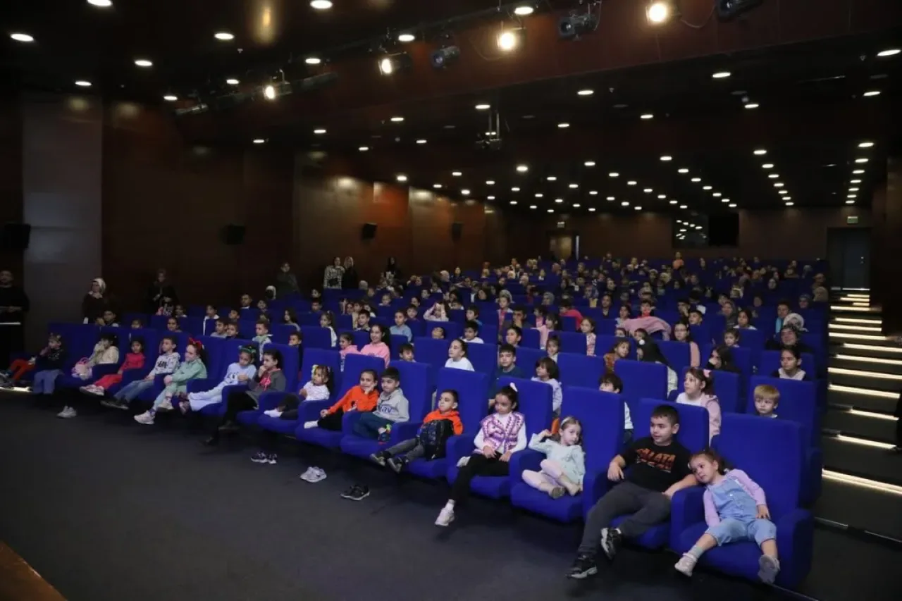 Kâğıthane'de Çocuklar Tiyatro ile Hafta Sonlarına Renk Katıyor Kâğıthane'de Çocuklar Tiyatro ile Hafta Sonlarına Renk Katıyor