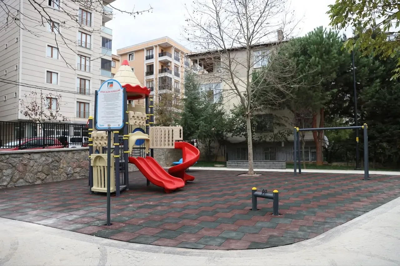 Çekmeköy'de Park ve Yeşil Alan Yenileme Çalışmaları Hız Kesmeden Devam Ediyor Çekmeköy'de Park ve Yeşil Alan Yenileme Çalışmaları Hız Kesmeden Devam Ediyor