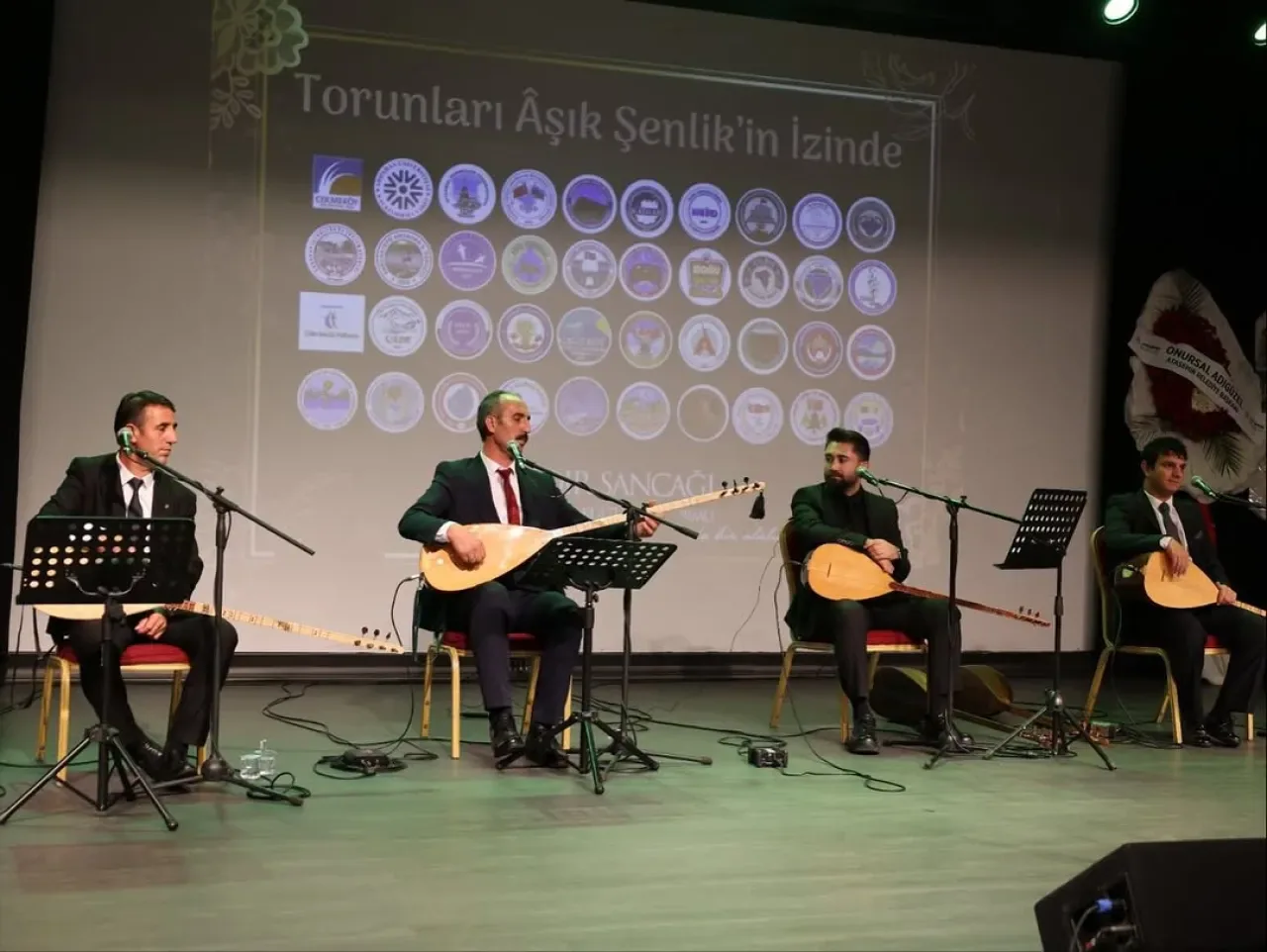 Çekmeköy'de Aşık Şenlik Anma Programına Yoğun İlgi Çekmeköy'de Aşık Şenlik Anma Programına Yoğun İlgi