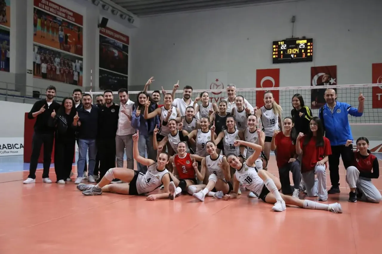 Etimesgut Belediyesi Voleybol Takımı Ligi Namağlup Lider Tamamladı Etimesgut Belediyesi Voleybol Takımı Ligi Namağlup Lider Tamamladı