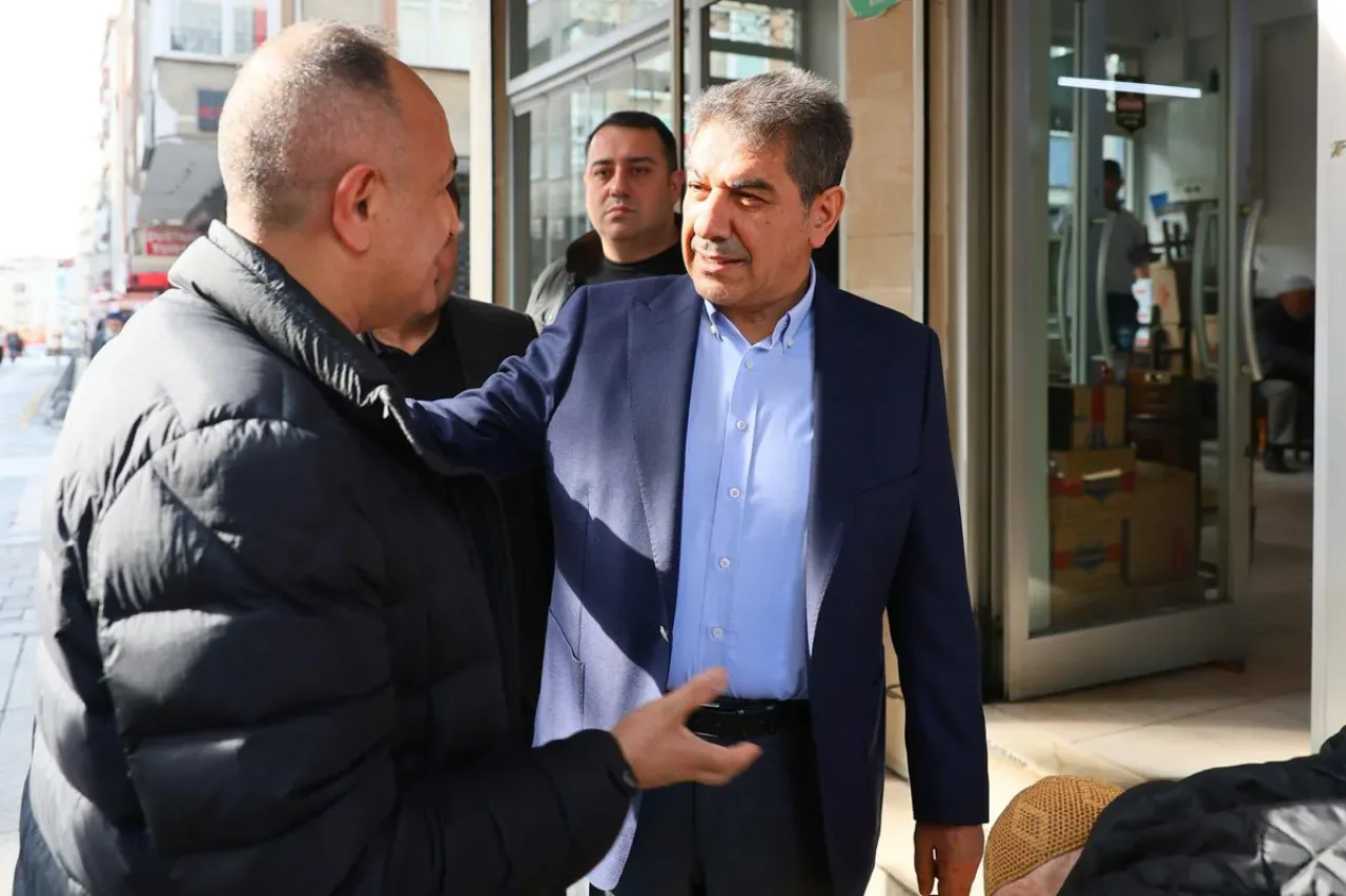 Esenler Belediye Başkanı Mehmet Tevfik Göksu'dan Esnafa Beraberlik ve Bereket Mesajı Esenler Belediye Başkanı Mehmet Tevfik Göksu'dan Esnafa Beraberlik ve Bereket Mesajı