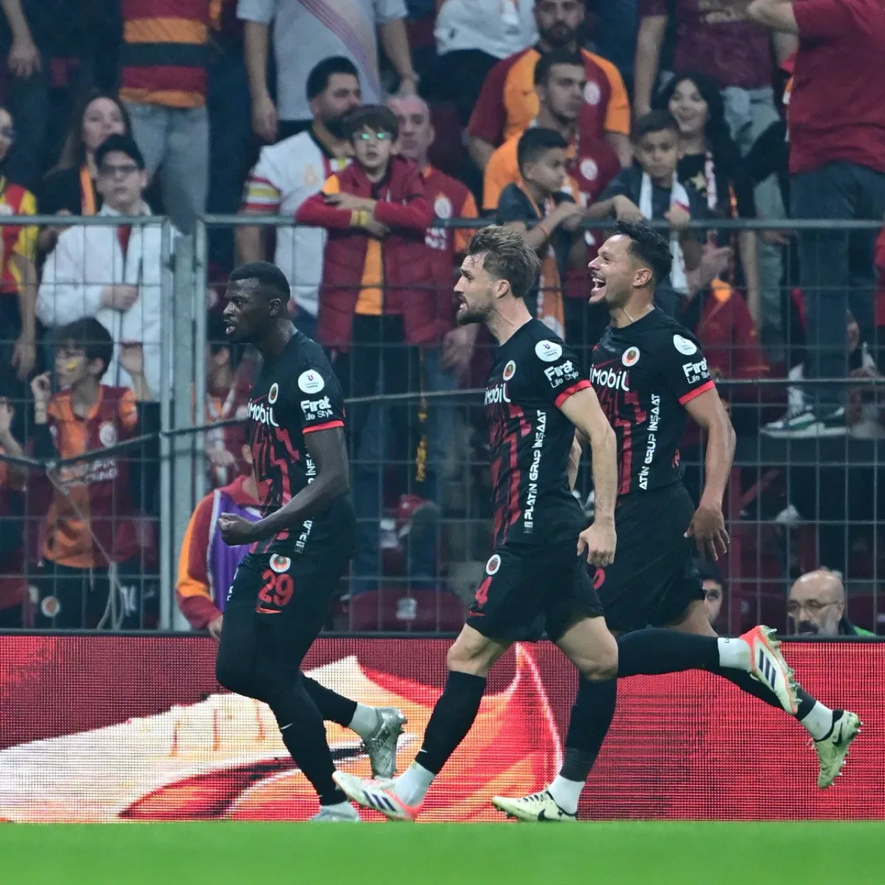 Galatasaray, Gençlerbirliği'ne 1-0 Mağlup Oldu Galatasaray, Gençlerbirliği'ne 1-0 Mağlup Oldu