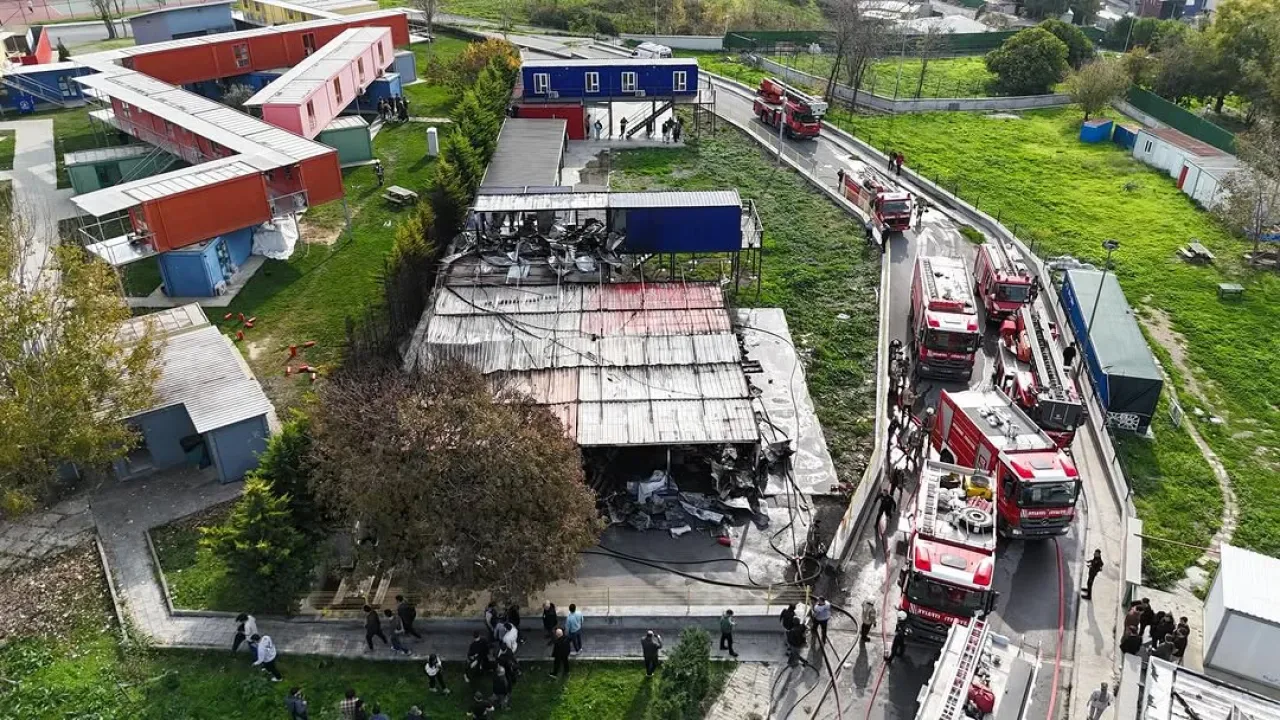 YTÜ Davutpaşa Kampüsü'nde Kulüp Binalarında Yangın YTÜ Davutpaşa Kampüsü'nde Kulüp Binalarında Yangın