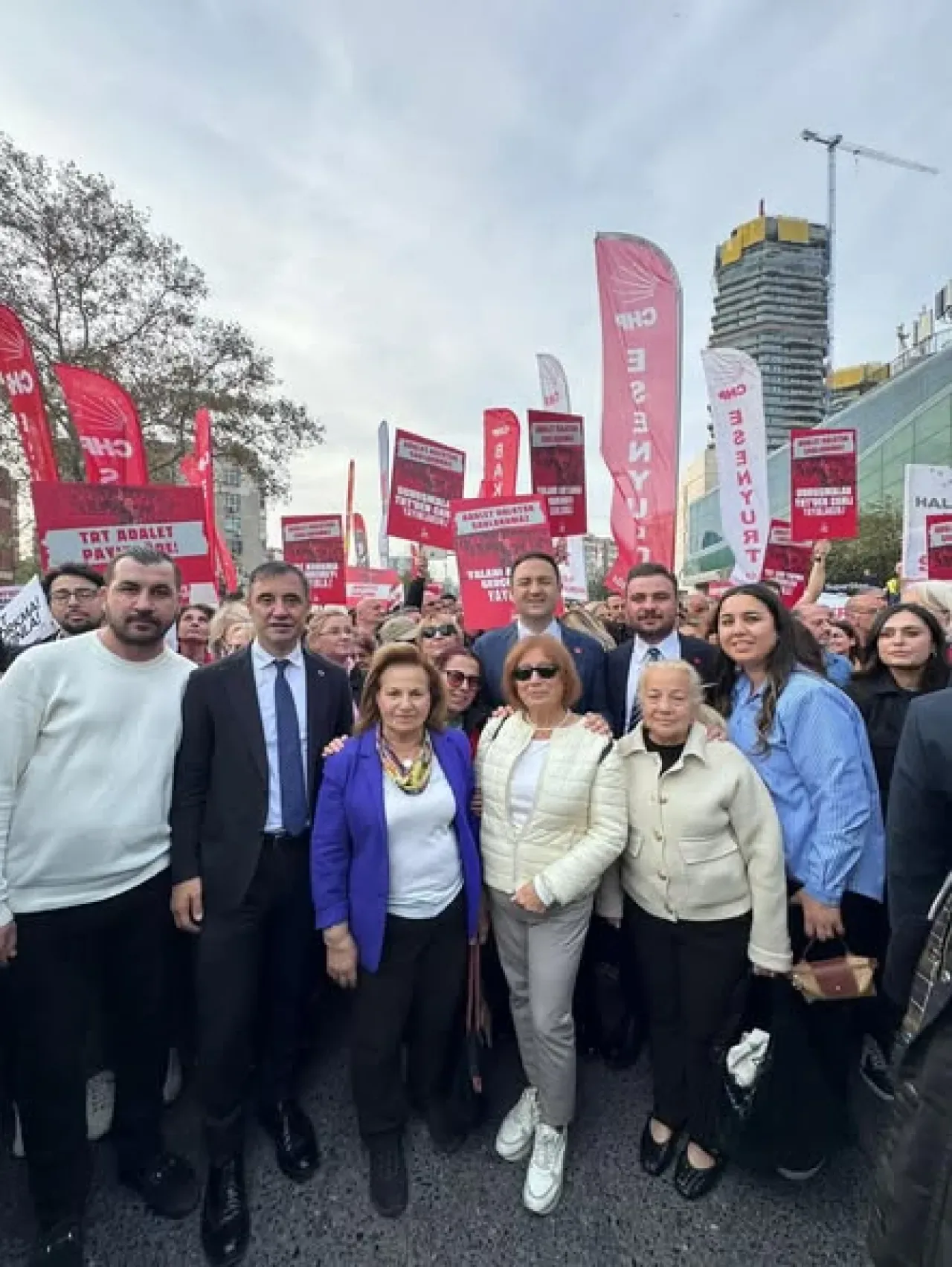 CHP'den TRT'ye Adil Yayın ve İmamoğlu'nun Yargı Sürecinin Canlı Yayınlanması Çağrısı CHP'den TRT'ye Adil Yayın ve İmamoğlu'nun Yargı Sürecinin Canlı Yayınlanması Çağrısı