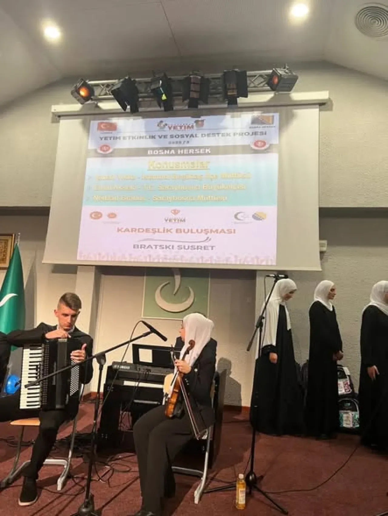 Türkiye Diyanet Vakfı Saraybosna'da 100 Yetim Çocuğu Sevindirdi Türkiye Diyanet Vakfı Saraybosna'da 100 Yetim Çocuğu Sevindirdi