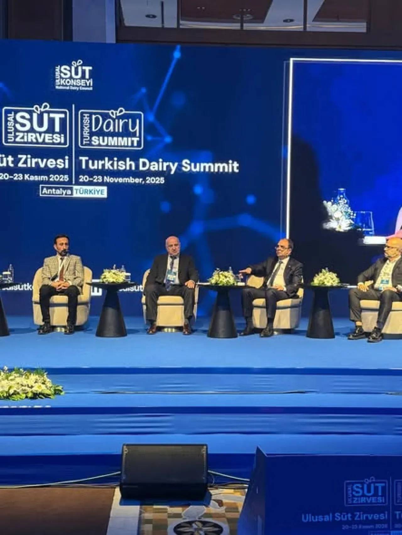 İstanbul İhracatçı Birlikleri Süt Sektörünün İhracat Vizyonunu Antalya'daki Zirvede Masaya Yatırdı İstanbul İhracatçı Birlikleri Süt Sektörünün İhracat Vizyonunu Antalya'daki Zirvede Masaya Yatırdı