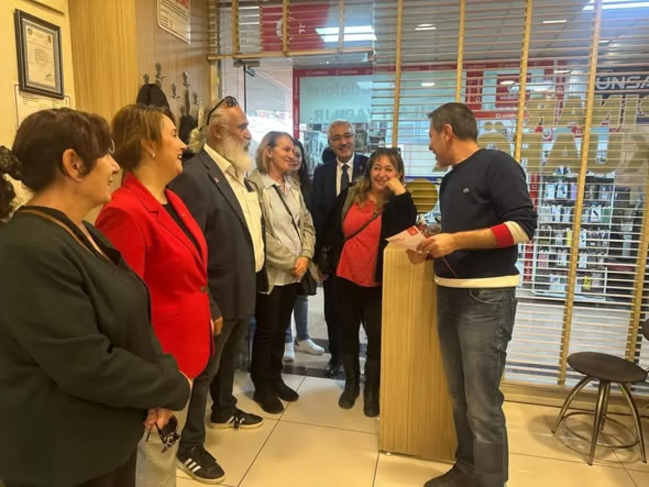 CHP Etimesgut'ta Esnaf Ziyareti: Sorunlar ve Çözüm Önerileri Masaya Yatırıldı CHP Etimesgut'ta Esnaf Ziyareti: Sorunlar ve Çözüm Önerileri Masaya Yatırıldı