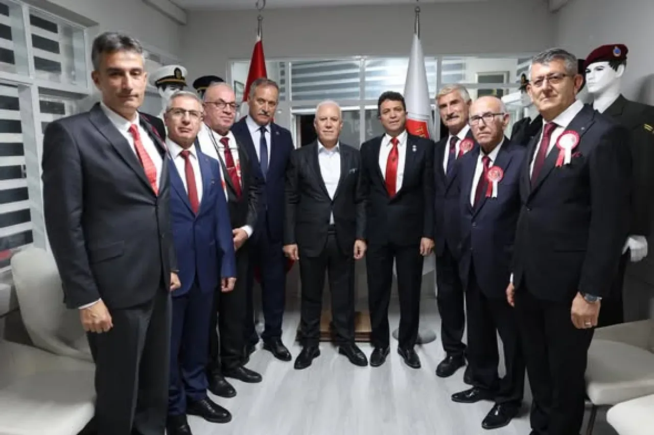 Bursa Büyükşehir Belediye Başkanı, Emekli Astsubaylar Derneği'nin Yeni Yerinde Bursa Büyükşehir Belediye Başkanı, Emekli Astsubaylar Derneği'nin Yeni Yerinde