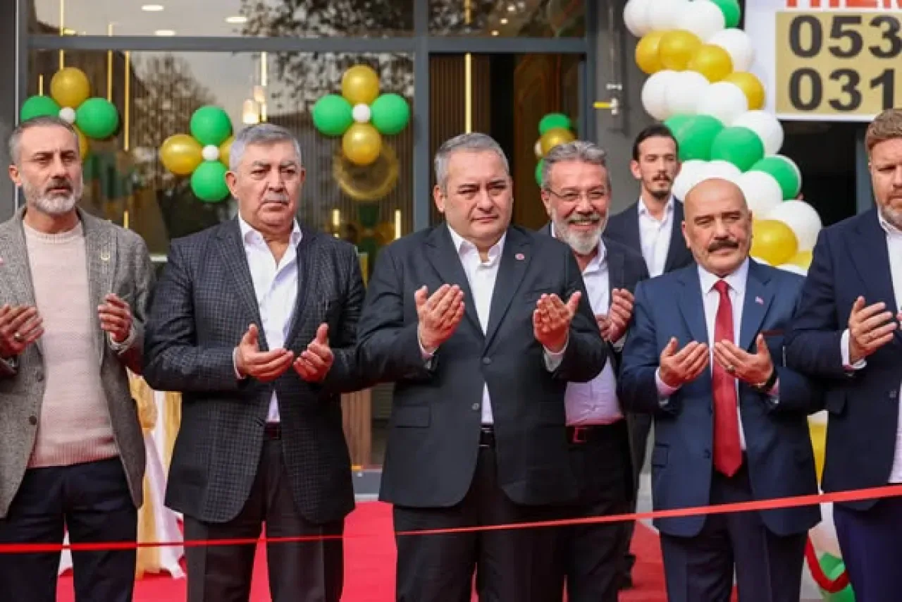 CHP'li Özarslan, Keçiören'de Yeni Açılan Tatlı Dükkanının Açılışına Katıldı CHP'li Özarslan, Keçiören'de Yeni Açılan Tatlı Dükkanının Açılışına Katıldı