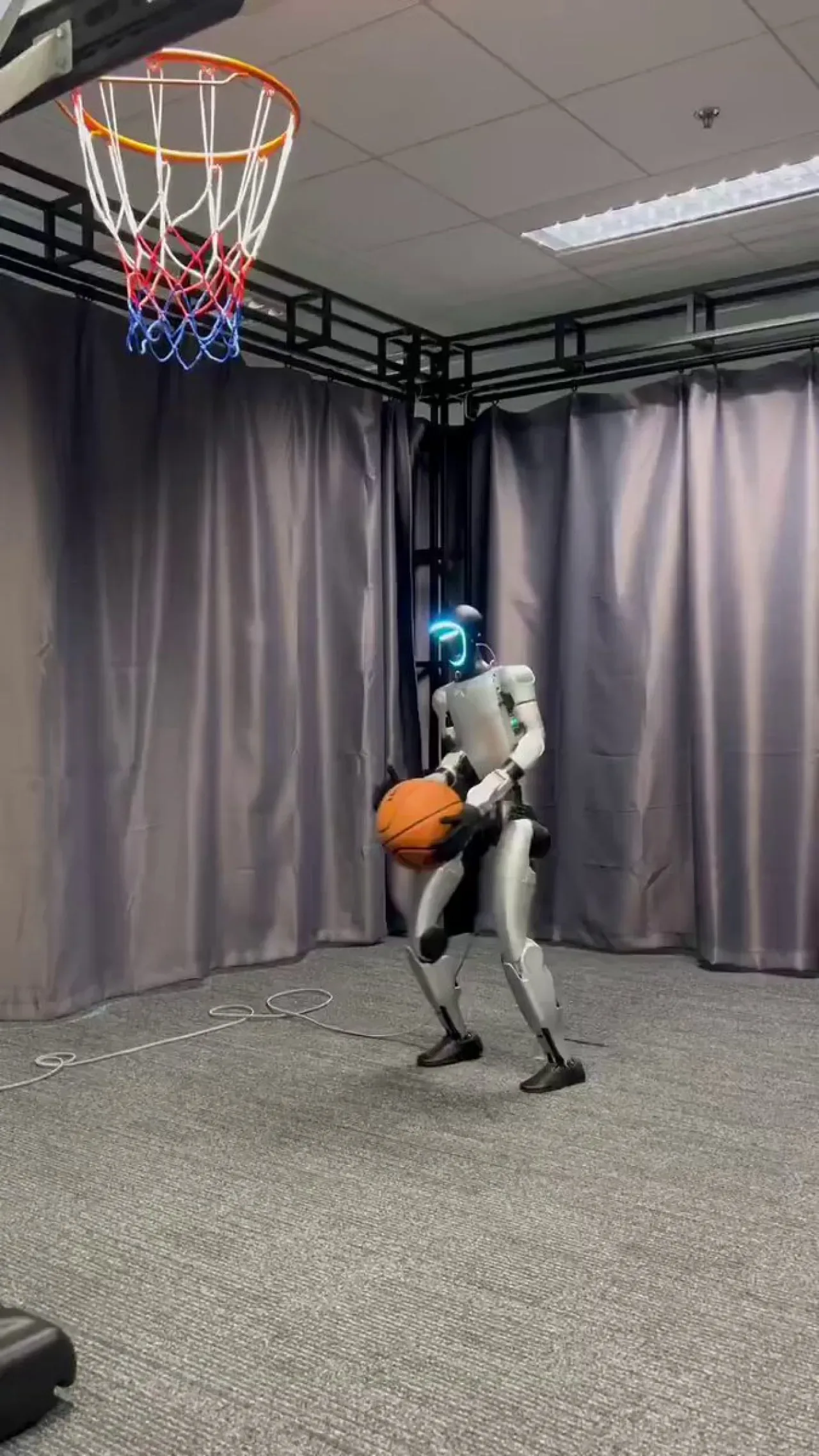 Çin'de Geliştirilen İnsansı Robot Basketbol Oynayarak Yeteneklerini Sergiledi Çin'de Geliştirilen İnsansı Robot Basketbol Oynayarak Yeteneklerini Sergiledi