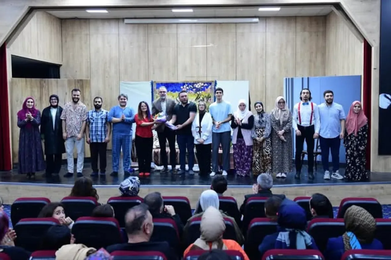 Kestel'de 'Bizim Evin Hikayesi' Tiyatro Oyunu Sahnelendi Kestel'de 'Bizim Evin Hikayesi' Tiyatro Oyunu Sahnelendi