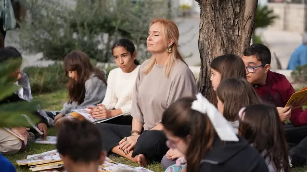 Ceyda Düvenci, Urla'da Çocuklarla Buluştu Ceyda Düvenci, Urla'da Çocuklarla Buluştu