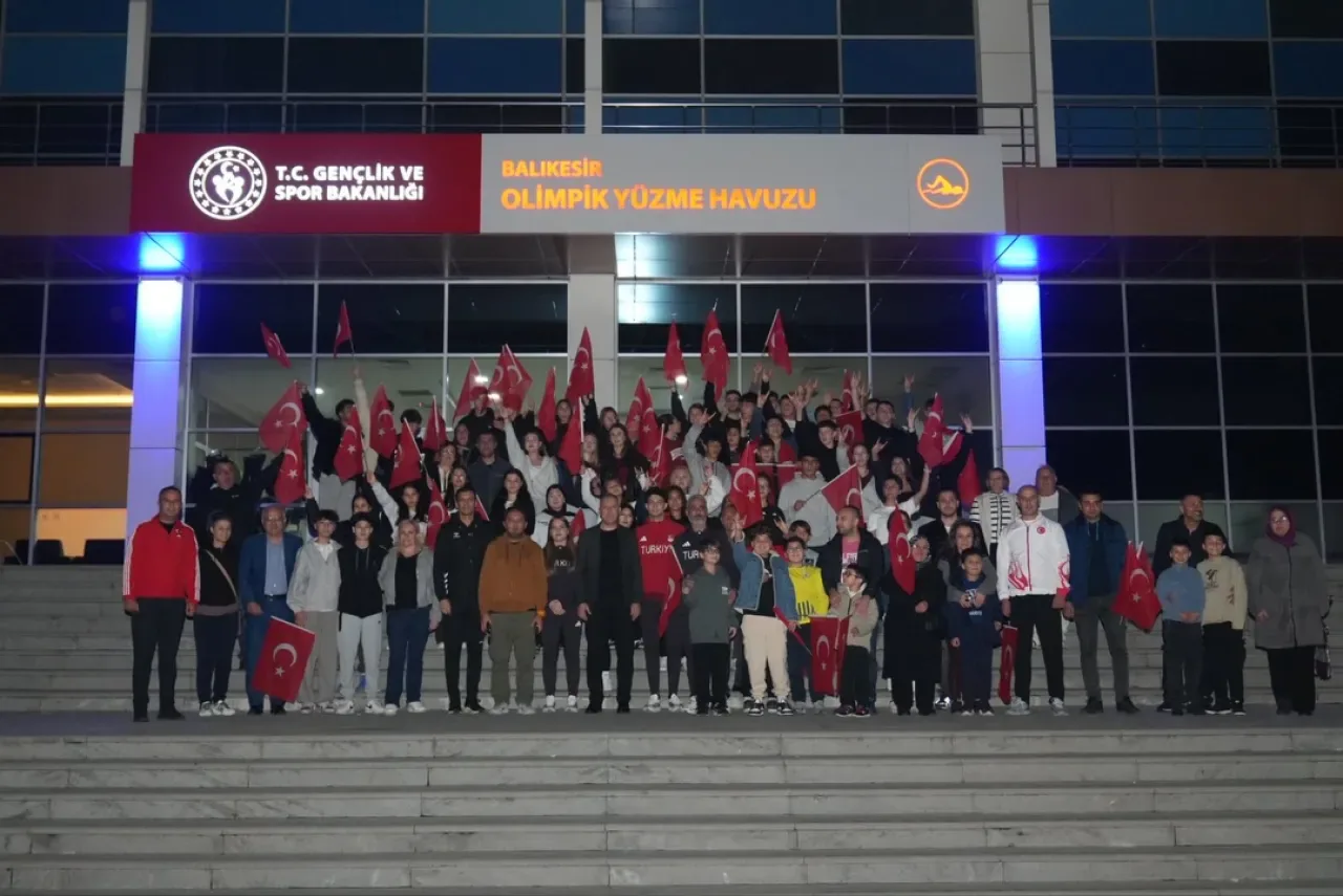 Balıkesirli Milli Eskrimciler Riyad'daki Zaferle Karşılandı Balıkesirli Milli Eskrimciler Riyad'daki Zaferle Karşılandı