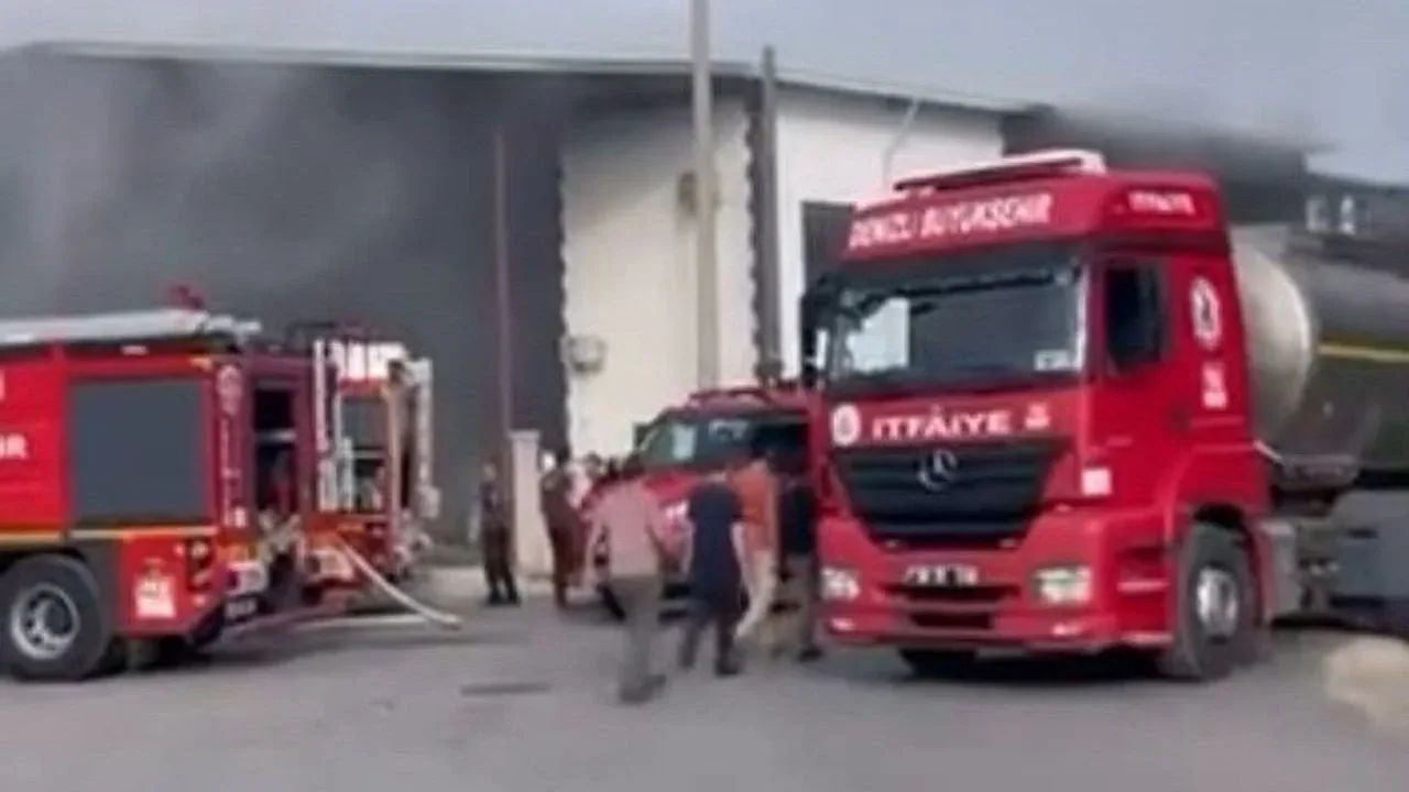 Denizli’de iş yeri yangını: Merkezefendi’nde müdahale devam ediyor Denizli’de iş yeri yangını: Merkezefendi’nde müdahale devam ediyor