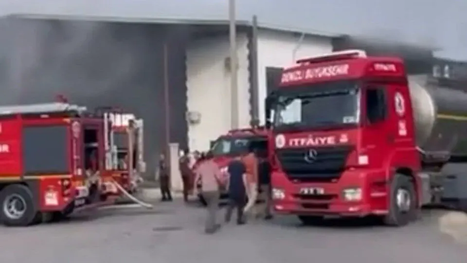 Denizli’de iş yeri yangını: Merkezefendi’nde müdahale devam ediyor görseli