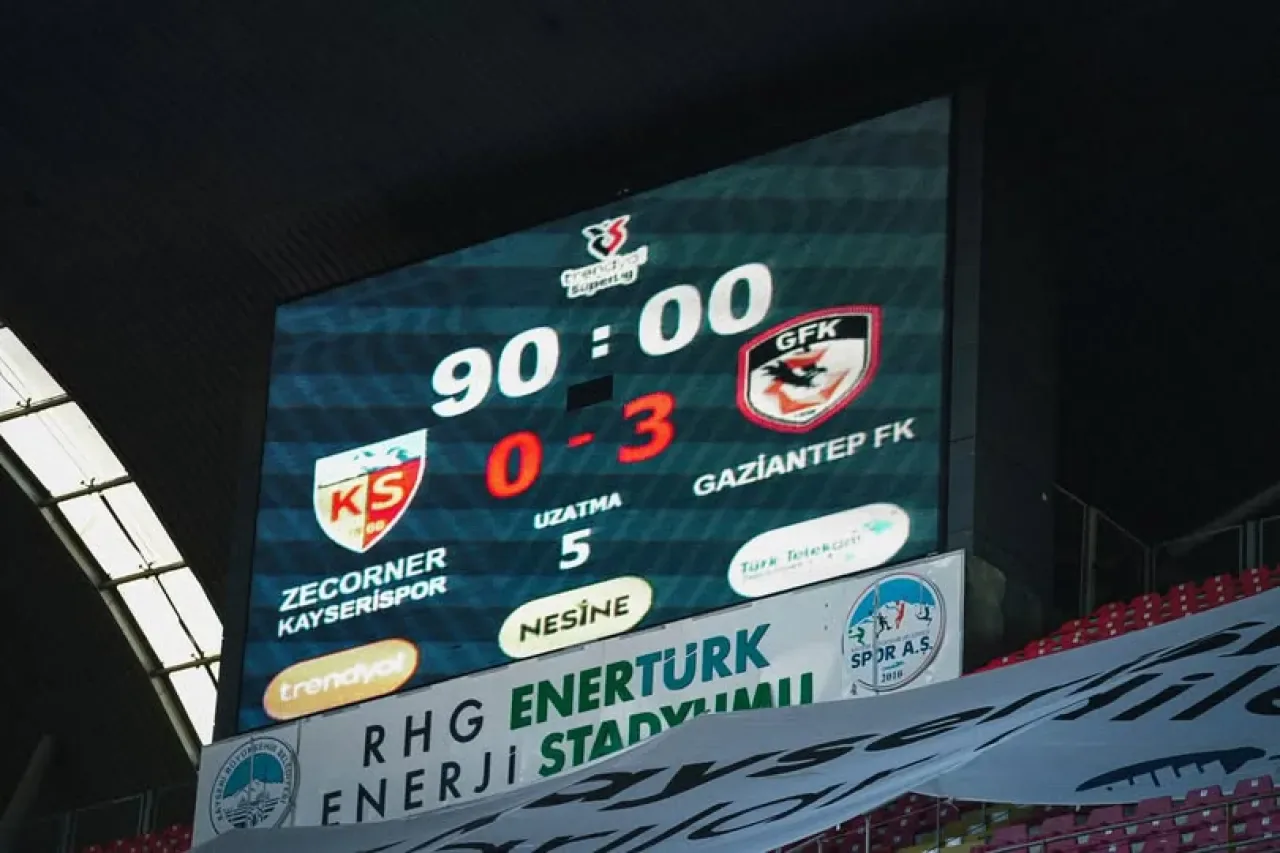 Gaziantep Futbol Kulübü Taraftarlarıyla Buluştu Gaziantep Futbol Kulübü Taraftarlarıyla Buluştu
