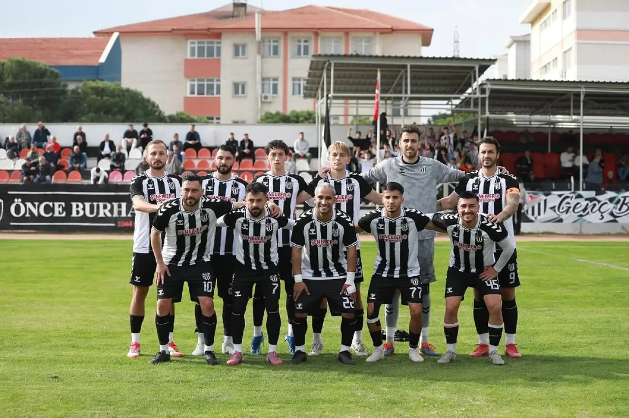 Burhaniye Belediyespor, Bigadiç Etibor'u 4-0 Mağlup Ederek Liderliğini Pekiştirdi Burhaniye Belediyespor, Bigadiç Etibor'u 4-0 Mağlup Ederek Liderliğini Pekiştirdi