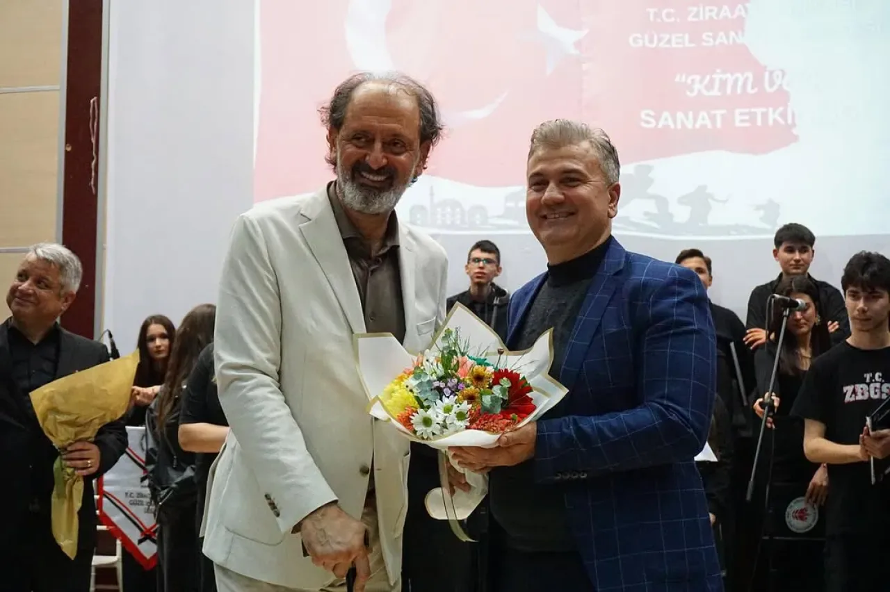 Balıkesir'de "Kim Var?" Sanat Etkinliği'nde Yücel Arzen Hacıoğulları Konseri Balıkesir'de "Kim Var?" Sanat Etkinliği'nde Yücel Arzen Hacıoğulları Konseri